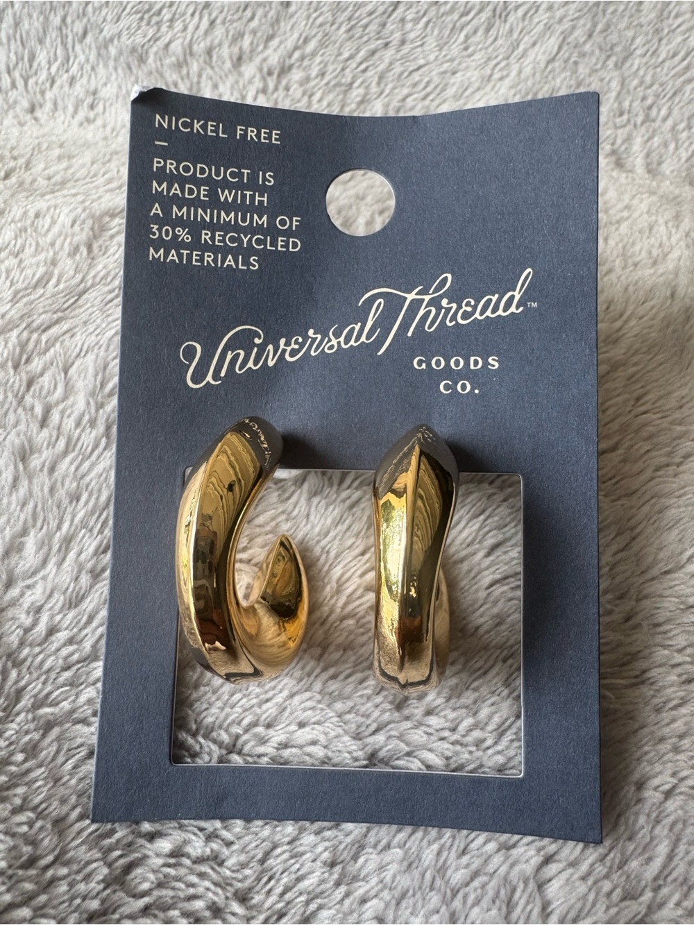 Lot of 5 Universal Thread Gold Toned Earrings 1 Trio Pack and 2 Singles - Picture 2 of 7